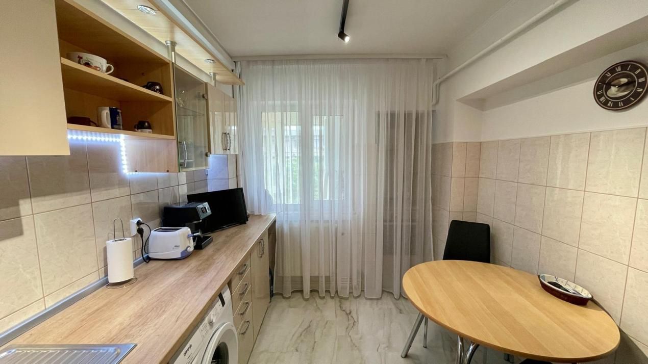 Apartament 3 camere, decomandat, zonă ultracentrală, bloc Mobilux, etaj 1 – fotografia 10 din 12