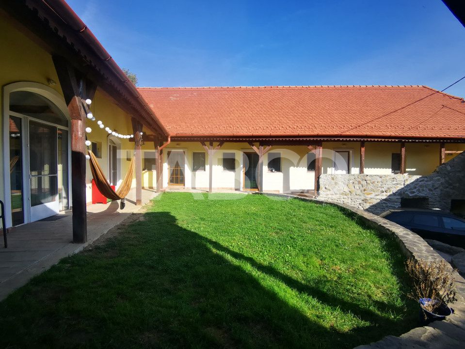 Casa de vanzare pretabila pensiune priveliste superba Fantanele Sibiu – fotografia 2 din 24