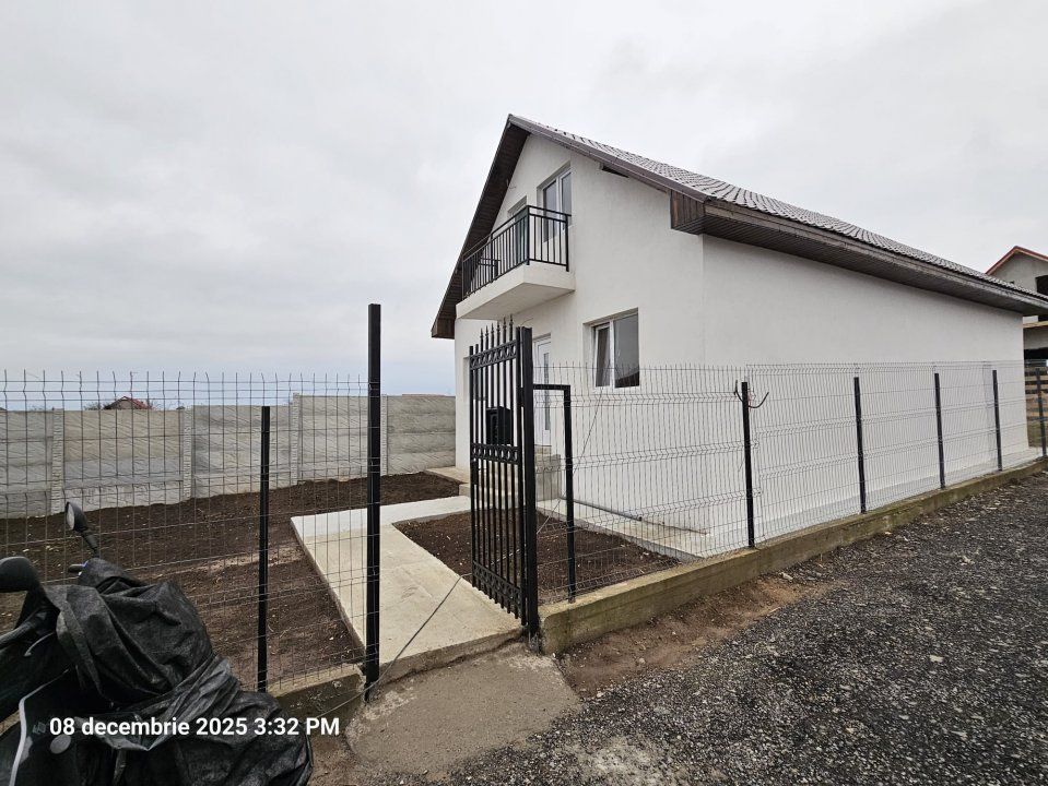 Vila in centrul localitatii Lumina – fotografia 1 din 7