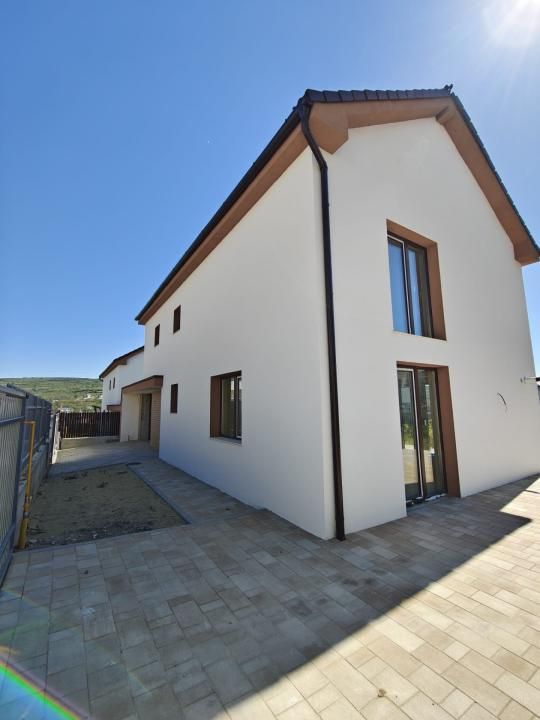 Casă cu garaj de vânzare – Chinteni, zonă liniștită – fotografia 1 din 7