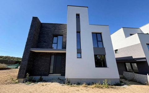 Casă cu terasă panoramică de 120 mp, 4 dormitoare și 4 băi – zona cartier Europa