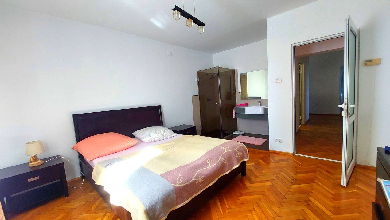 Apartament cu 4 camere 2 bai, 2 balcoane, boxa si garaj CETATE mobilat si utilat – fotografia 3 din 10