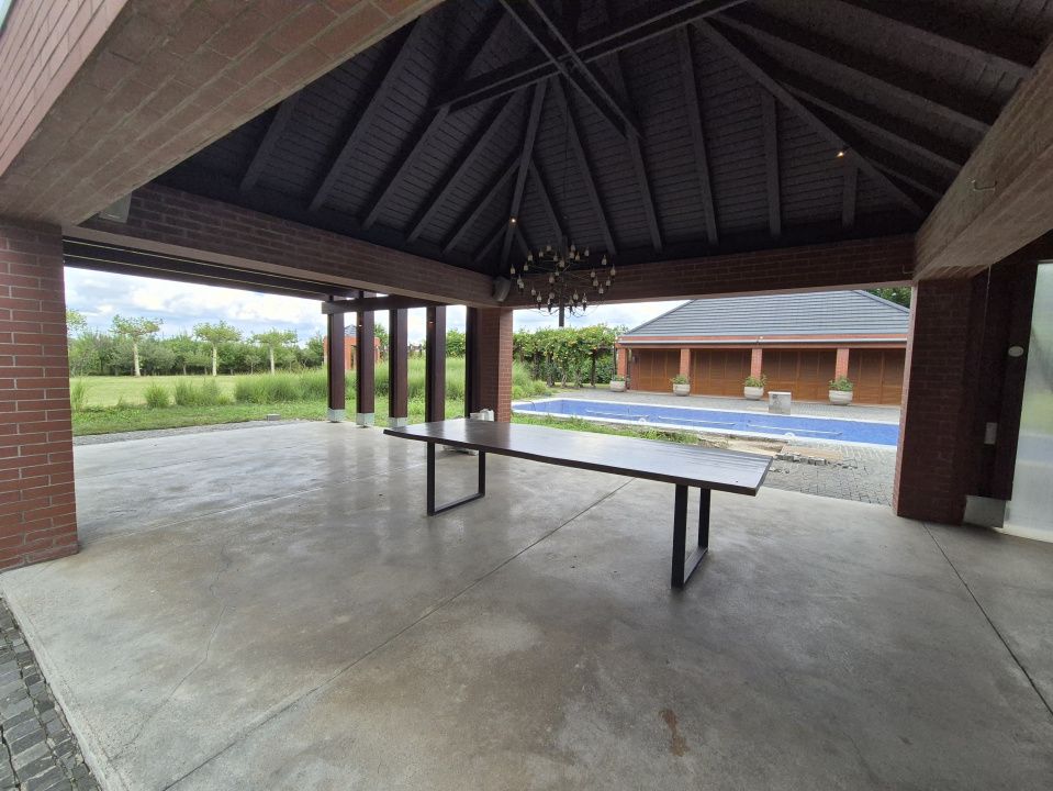 Proprietate exclusivistă cu 7.000 mp teren, piscină și multiple spații adiacente – fotografia 10 din 34