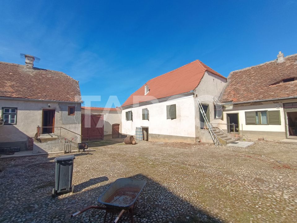 Casa saseasca plina de istorie de vanzare in satul Nou judetul Sibiu – fotografia 2 din 27