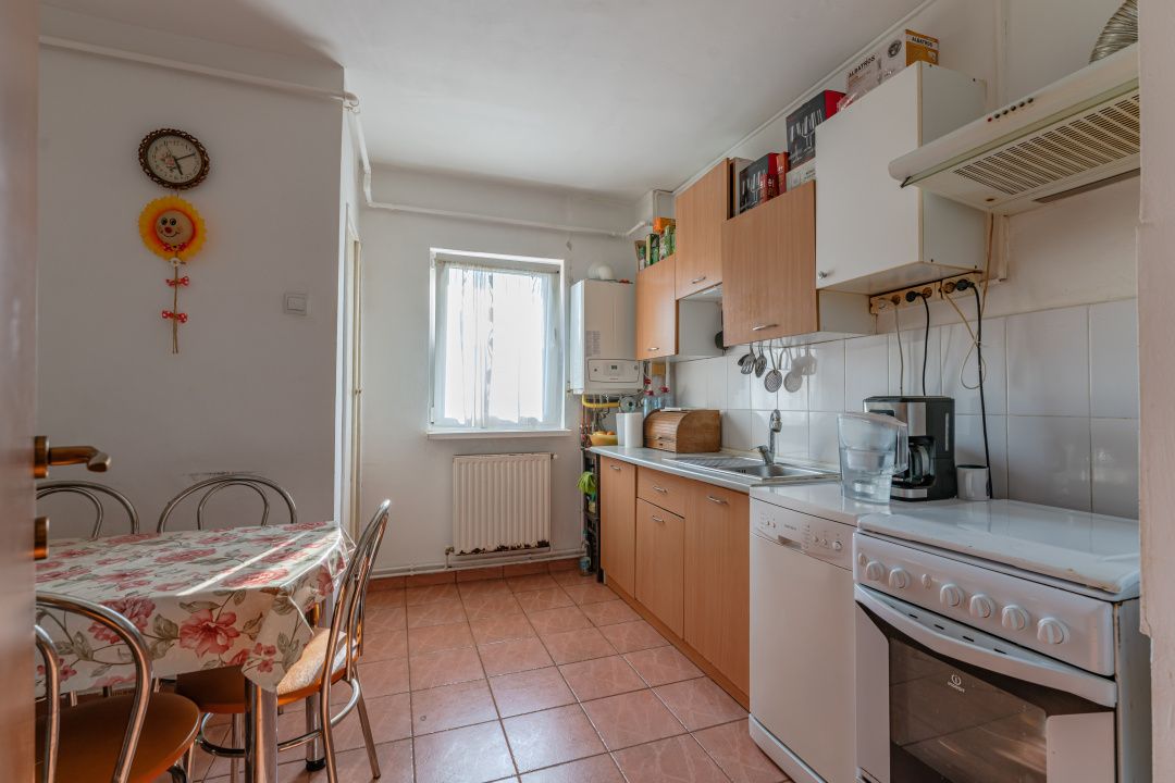 Apartament 4 camere de vânzare – 80 mp – Str. Carpaților – Vedere Tampa – fotografia 2 din 9