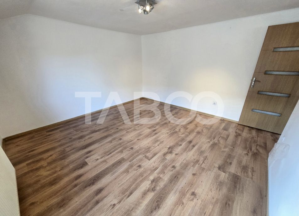 Casa de vanzare cu 6 camere 2 parcari curte libera 200 mp in Selimbar – fotografia 13 din 24