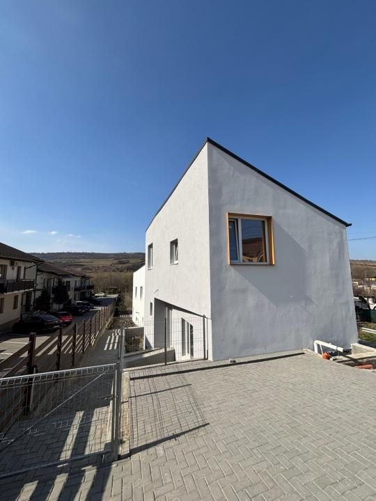 Casă cuplată modernă, 160 mp utili, semifinisată, curte amenajată – fotografia 1 din 17