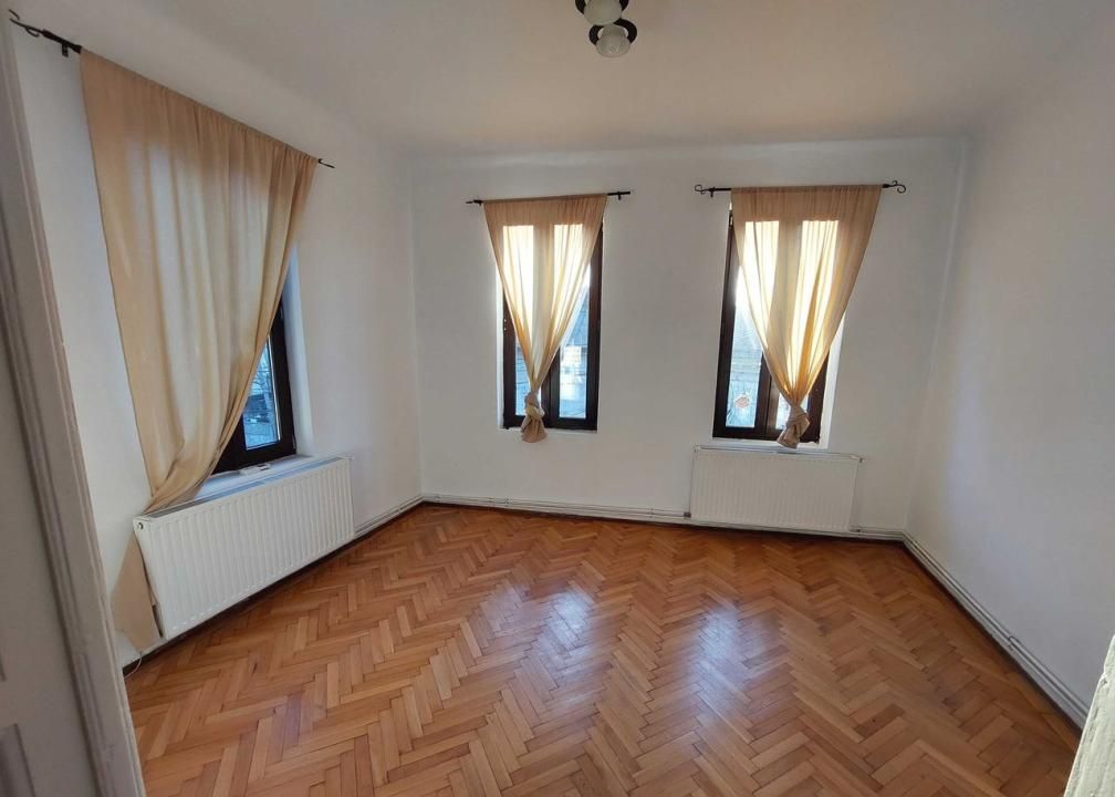 Spatiu Birou de inchiriat | 3 camere | Tineretului - Carol | Curte – fotografia 1 din 7