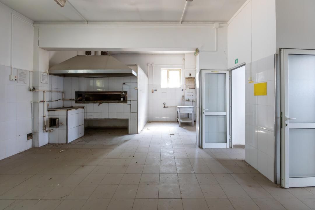 Proprietate de vânzare pentru investiție–teren 3874mp+construcții 989mp, Bacău – fotografia 10 din 47