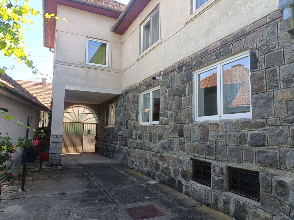 Casă vilă de vânzare în Reghin, zona centrală. – fotografia 2 din 13