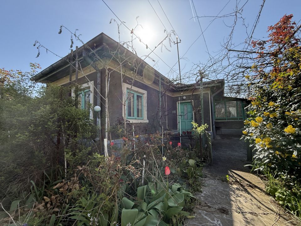Casa cu gradina pe o strada linistita – fotografia 1 din 6