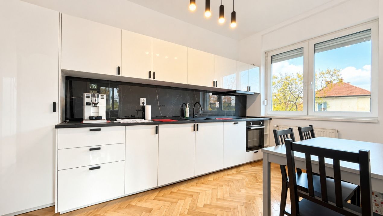 Liniște și intimitate în zona centrală–Apartament in vila, garaj, demisol – fotografia 10 din 18