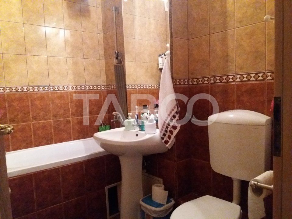 Apartament decomandat 3 camere  2 bai etaj 3 balcon zona buna Cisnadie – fotografia 13 din 13