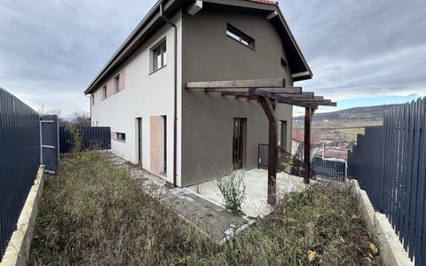 EXCLUSIVITATE !! COM 0% !! De vânzare duplex 4 cam 160 mpu D+P+E str Oasului
