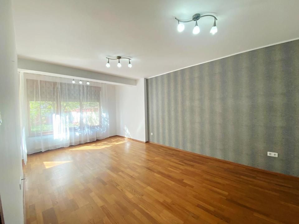 Casa familiei tale lângă Bulevardul Castanilor – fotografia 3 din 17