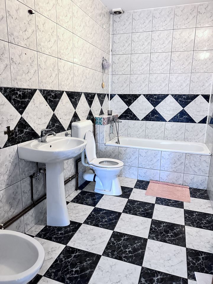 CASA DE INCHIRIAT I 4 CAMERE I 2 BAI I BUCATARIE I CETATE I NEMOBILATA – fotografia 9 din 18