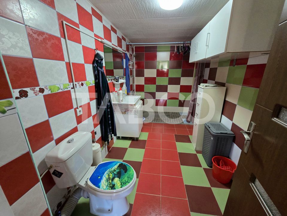Casa de vanzare cu 6 camere 2 parcari curte libera 200 mp in Selimbar – fotografia 7 din 24
