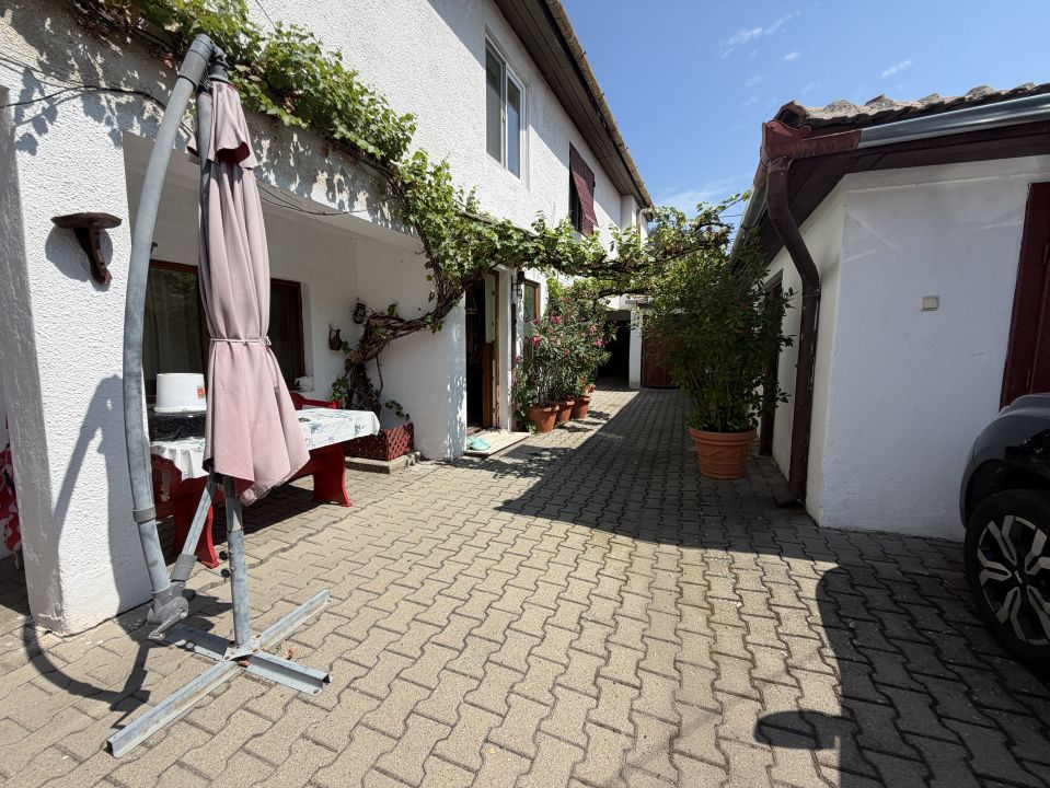 Sebeș Centru – Casă cu suflet 7 Camere 700 mp Teren 2 Garaje Curte Gradină – fotografia 2 din 37