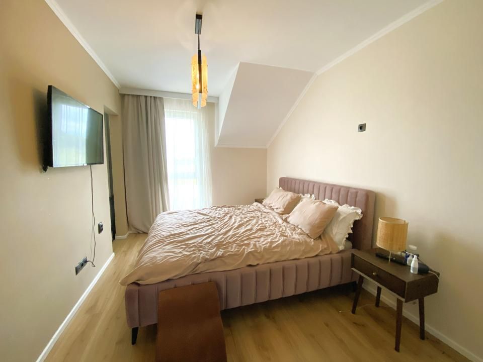 Duplex cu 4 camere 2 bai si curte libera 200 mp in Cisnadie – fotografia 4 din 19