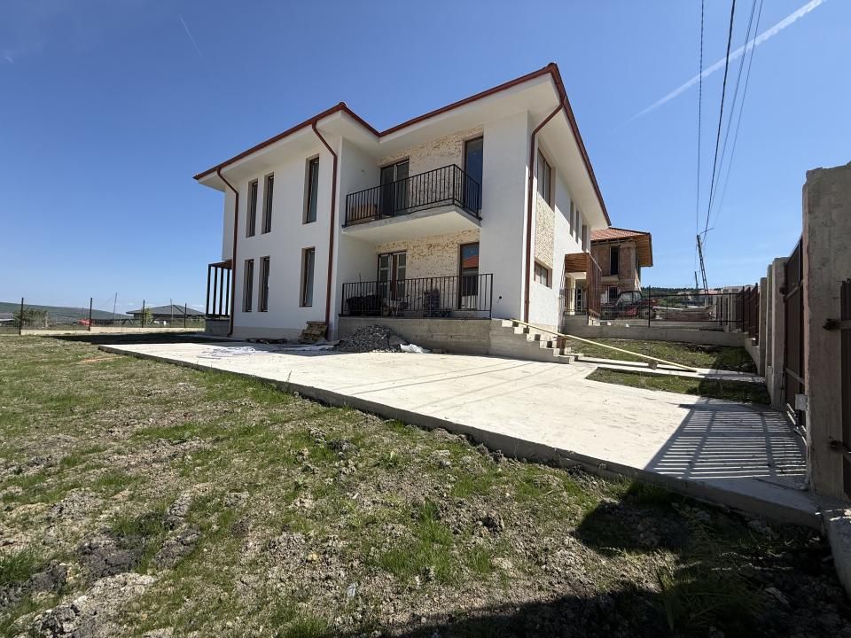 Duplex modern, 120 mp utili și teren generos de 400 mp | Chinteni – fotografia 1 din 3