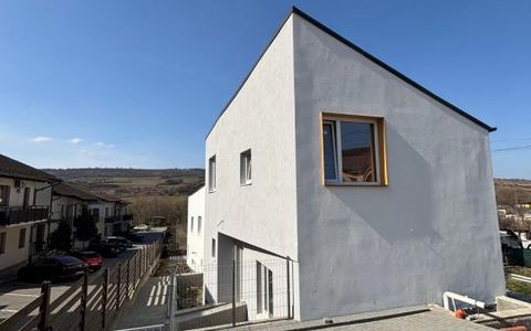 Casă cuplată modernă, 160 mp utili, semifinisată, curte amenajată