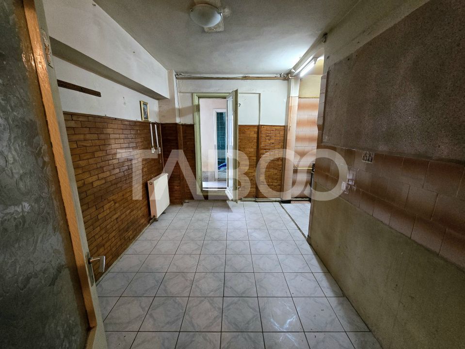 Apartament decomandat 4 camere 4 balcoane 2 bai etaj 1 Central Sibiu – fotografia 3 din 22