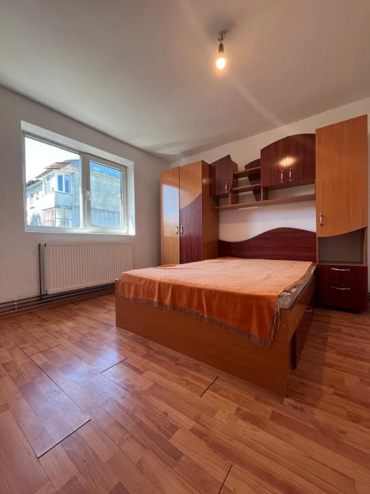 Vanzare 2 camere curat liber decomandat et 3 central Gaesti – fotografia 3 din 16