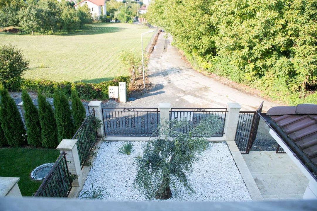 Casă superfinisată, complet mobilată, cu piscină încălzită – 5 camere, 5 băi – fotografia 2 din 20