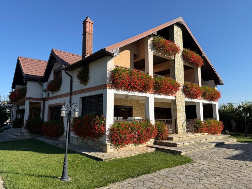 Casa de vânzare cu 10 camere | Teren 5.300 mp | Roman, Neamț – fotografia 1 din 9