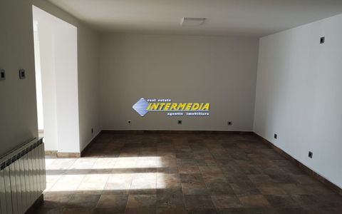 Spatiu comercial 40 mp finisat de inchiriat in Cetate