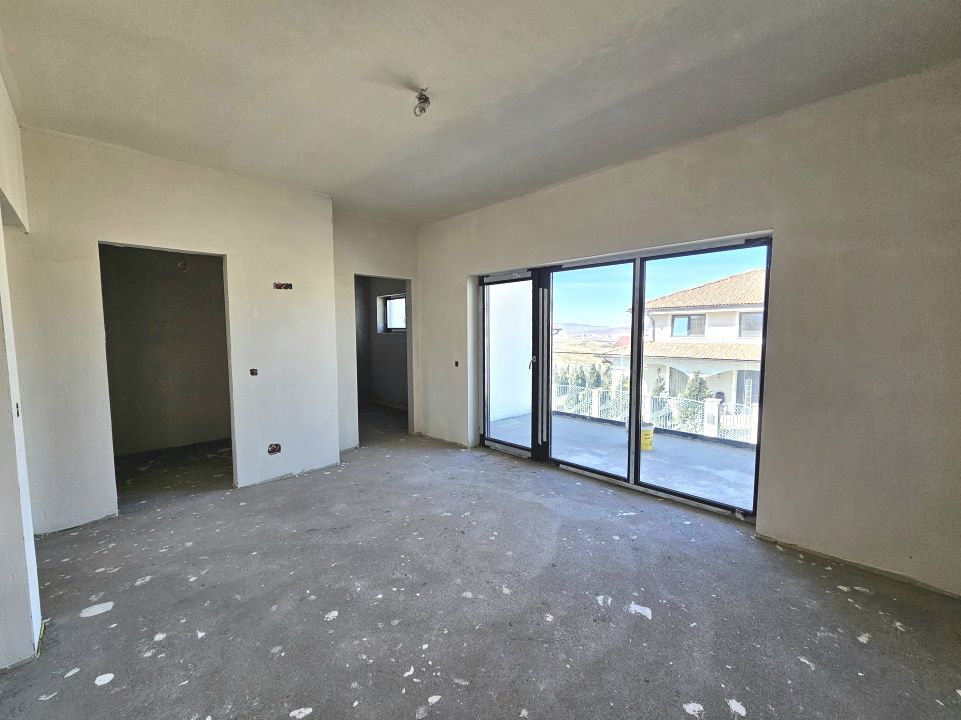 Locuinta moderna cu design cubic si curte plana in Dezmir – fotografia 10 din 16