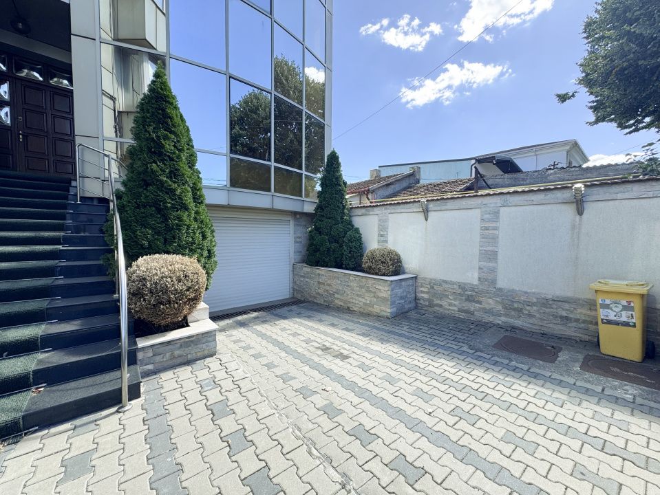 Vilă de închiriat spatioasă | 6 camere | Garaj spatios | Pozitie Centrala – fotografia 1 din 18