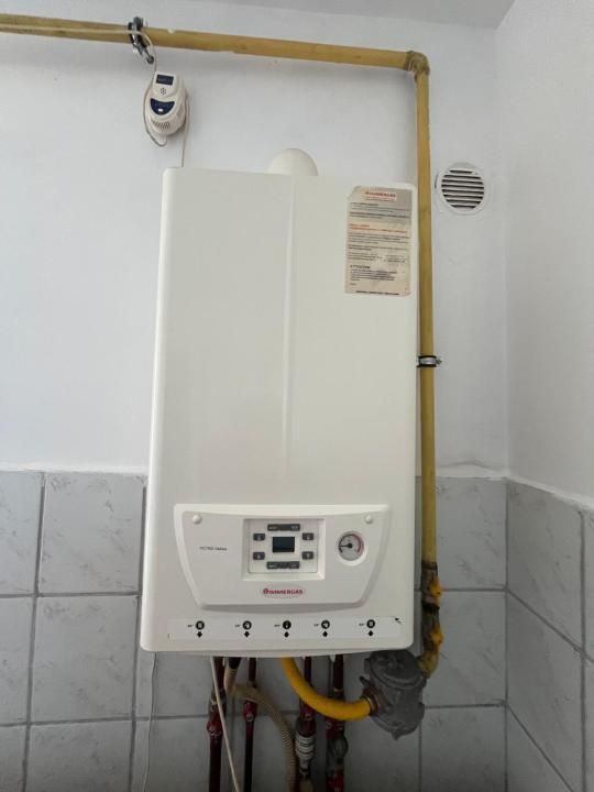 Vanzare 2 camere curat liber decomandat et 3 central Gaesti – fotografia 9 din 16