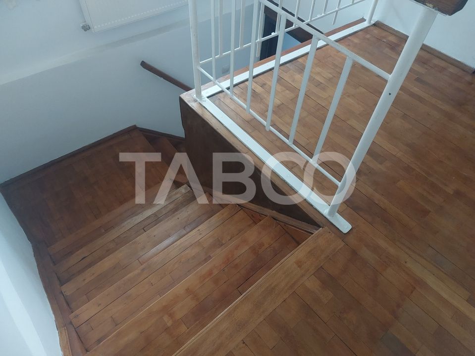 Casa in zona centrala 5 camere 2 bucatarii 3 bai curte comuna Cisnadie – fotografia 24 din 28