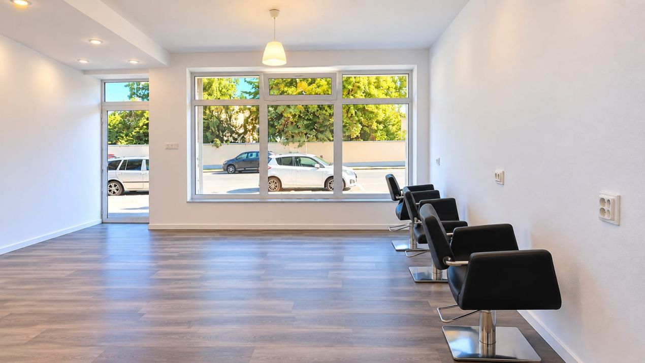 Spațiu comercial 52 mp | Salon Beauty / Barber echipat | Vitrină stradală – fotografia 3 din 9