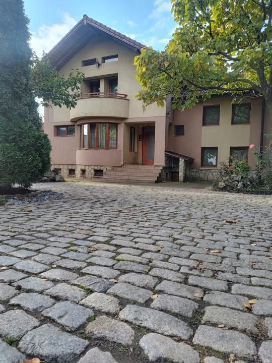 Vilă exclusivistă de vânzare în Iași – 450 mp utili și teren de 2.000 mp – fotografia 1 din 23