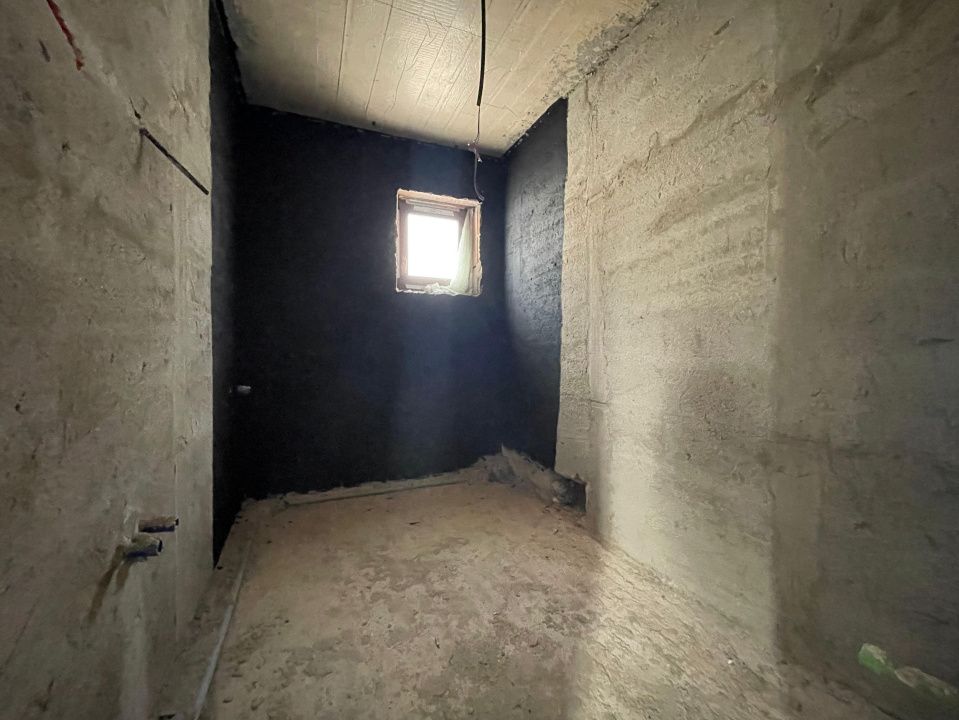Duplex 5 camere despartit prin garaj - Mosnita Noua – fotografia 9 din 12
