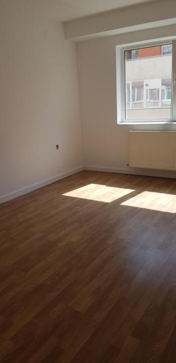 Aparatment cu 3 camere ,etaj intermediar, zona Eroilor – fotografia 1 din 9