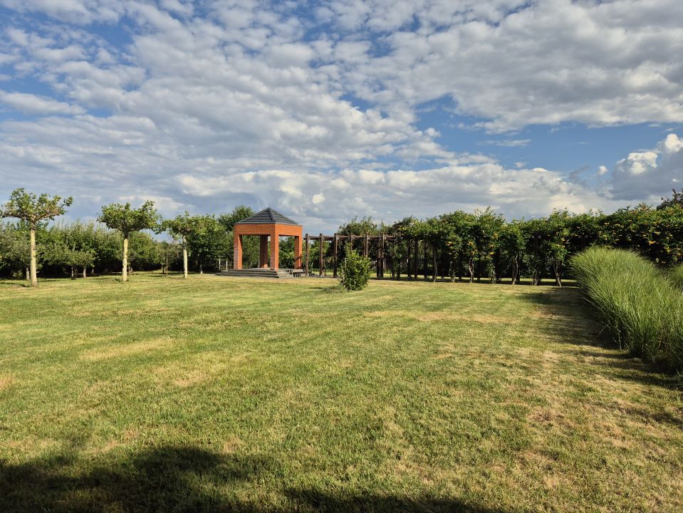 Proprietate exclusivistă cu 7.000 mp teren, piscină și multiple spații adiacente – fotografia 9 din 34