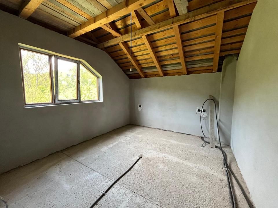 Casă P+M 4 dormitoare 188 mp și teren de 3.400 mp cu livadă in Pucioasa-Sat – fotografia 6 din 19