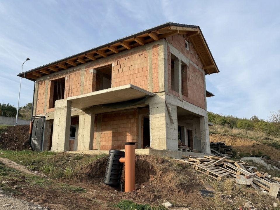 CASĂ LA ROȘU P+1 | CETATE – PIAȚA | TEREN 500 MP |VEDERE PANORAMICA | Bransa – fotografia 1 din 6