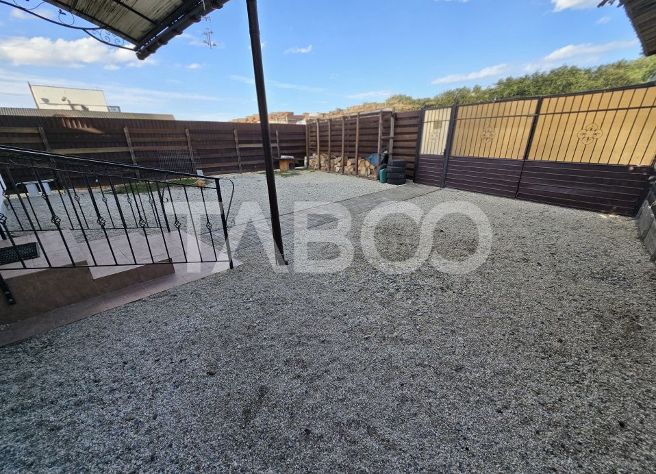 Casa de vanzare cu 6 camere 2 parcari curte libera 200 mp in Selimbar – fotografia 2 din 24