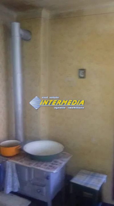 Vand casa pe Parter  cu gradina si teren 2000 mp. si utilitati – fotografia 2 din 6