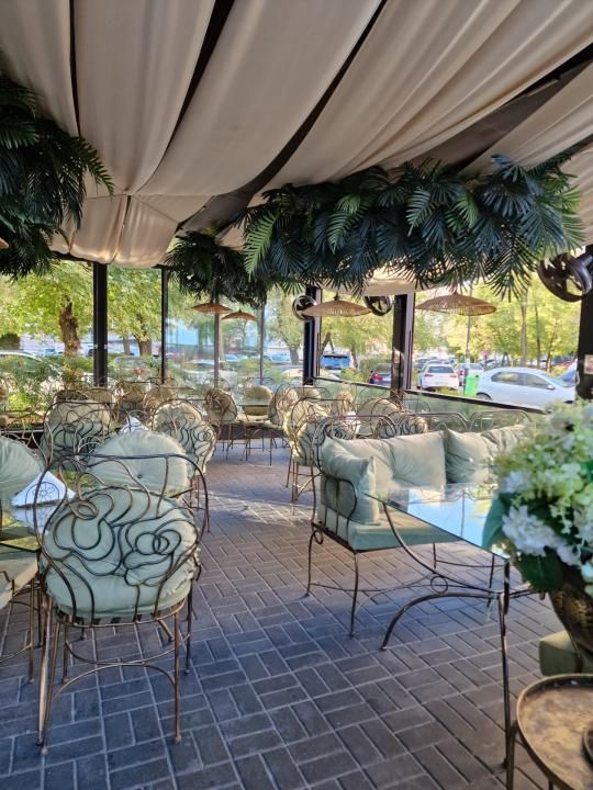 CAFENEA & RESTAURANT BISTRO DE VANZARE –  CENTRUL VECHI TARGOVISTE – fotografia 9 din 11