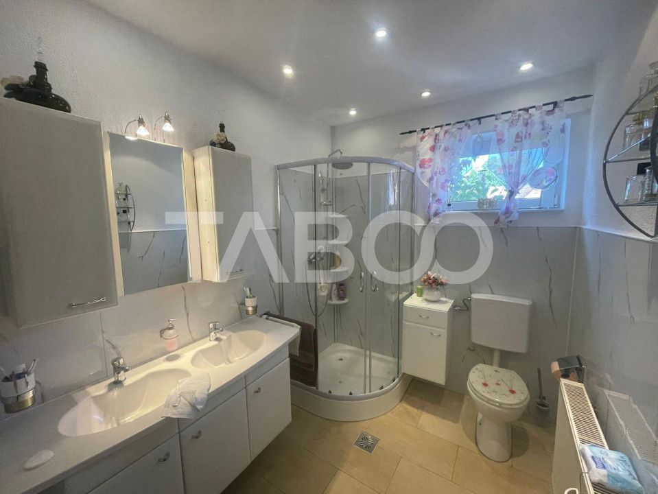 Casa deosebita  de vanzare 453 mp utili si curte 528 mp in Avrig – fotografia 24 din 32