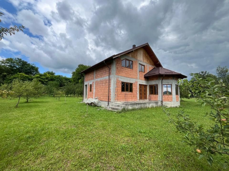 Casă P+M 4 dormitoare 188 mp și teren de 3.400 mp cu livadă in Pucioasa-Sat – fotografia 2 din 19