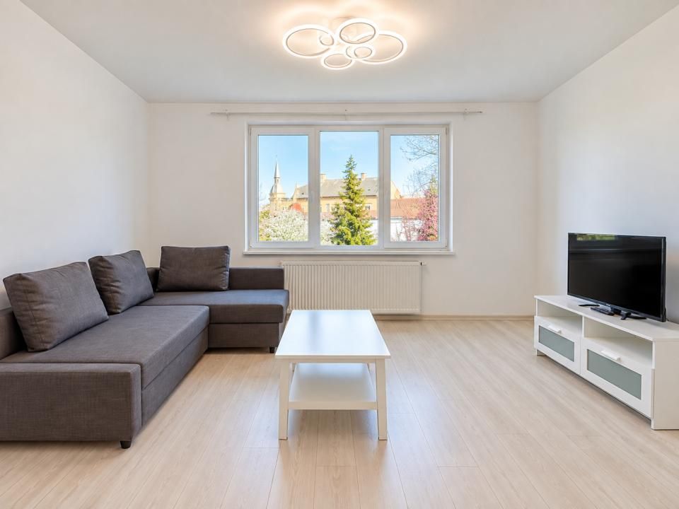 Închiriere apartament cu 2 camere, renovat si spatios - Strada Lungă – fotografia 1 din 12