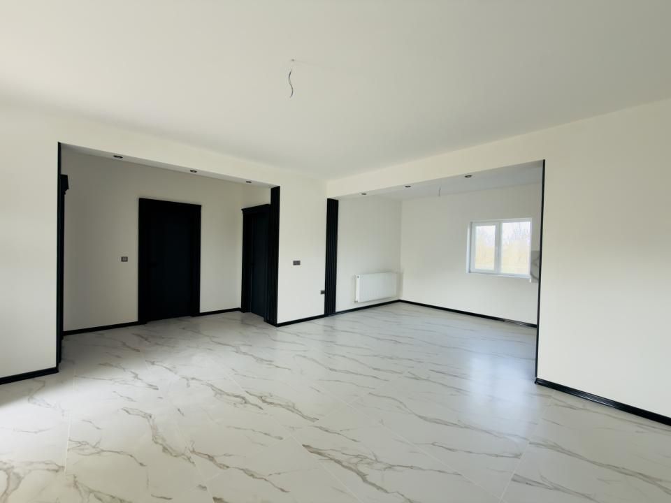 Duplex despartit prin camera tehnica, 3 camere - Beregsau Mare – fotografia 2 din 21