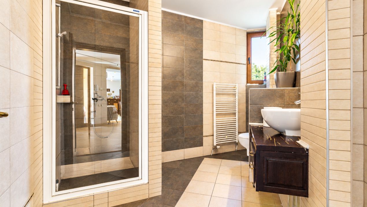 Casă deosebită cu 6 camere de vânzare în zona Andrei Muresanu – fotografia 9 din 15