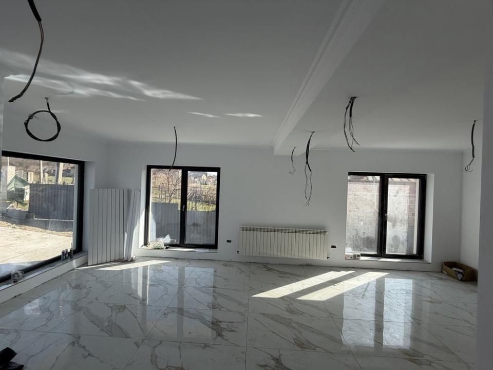 CASĂ MODERNĂ LA CHEIE în Curtea de Argeș | 1.000 MP TEREN | 4 camere + Anexe – fotografia 6 din 7